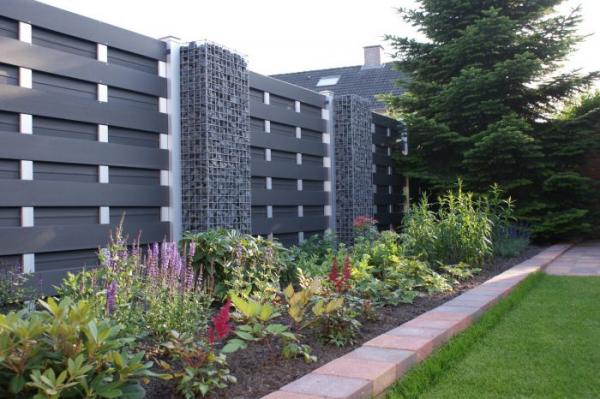 Schanskorven muur met Basalt breukstenen in combinatie met composiet